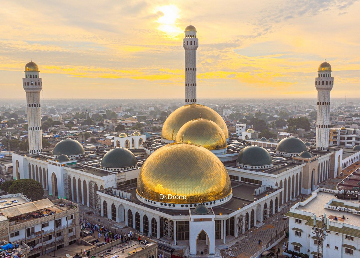 Vue aérienne de la Grande Mosquée de Tivaouane, dômes dorés au lever du soleil